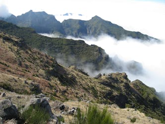 Trekking guiado ao longo de uma levada até aos 3 picos da Madeira